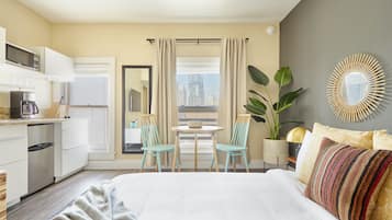 Deluxe Studio, 1 Queen Bed (Self Check-in with Virtual Front Desk) | Individually decorated, individually furnished, laptop workspace