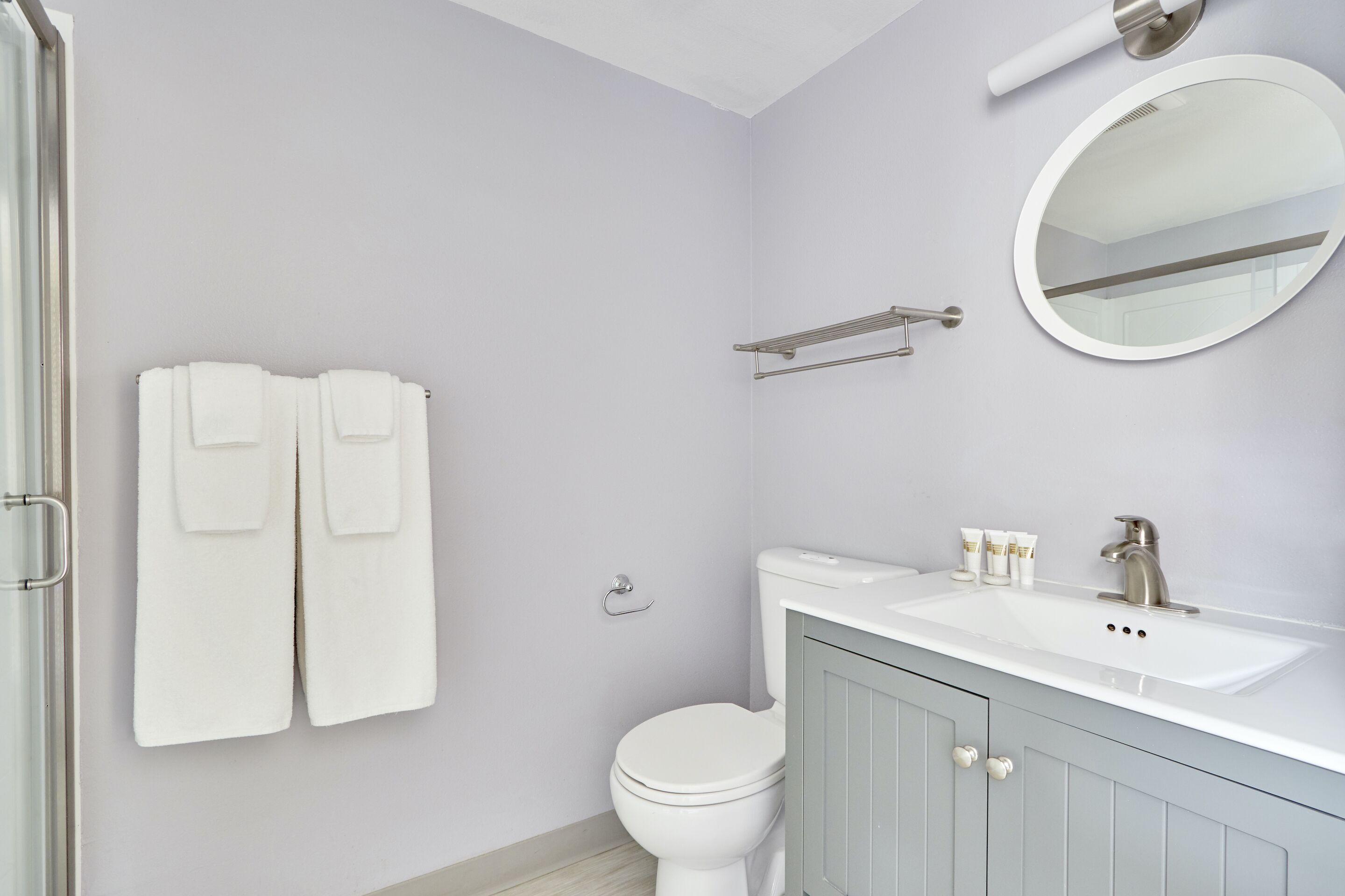 Ein Badezimmer mit Waschbecken, Toilette und Dusche.