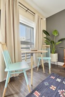 디럭스 스튜디오, 퀸사이즈침대 1개 (Self Check-in with Virtual Front Desk) | 객실 내 식사 공간