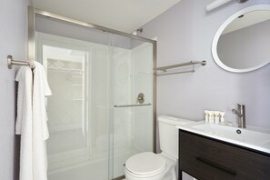Shower, free toiletries, hair dryer, towels - Kasa Gaslamp Quarter San Diego (San Diego)