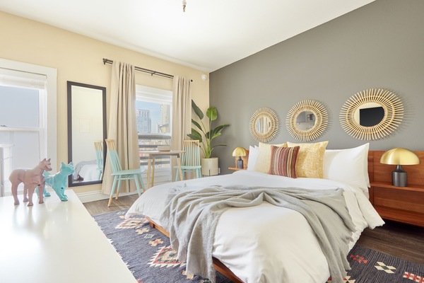 Monolocale Deluxe, 1 letto queen (Self Check-in with Virtual Front Desk) | Con stile personalizzato, con arredamento individuale, postazione laptop