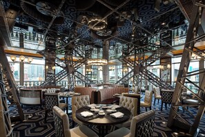 20 restaurants, breakfast, lunch, dinner served; Chinese cuisine 