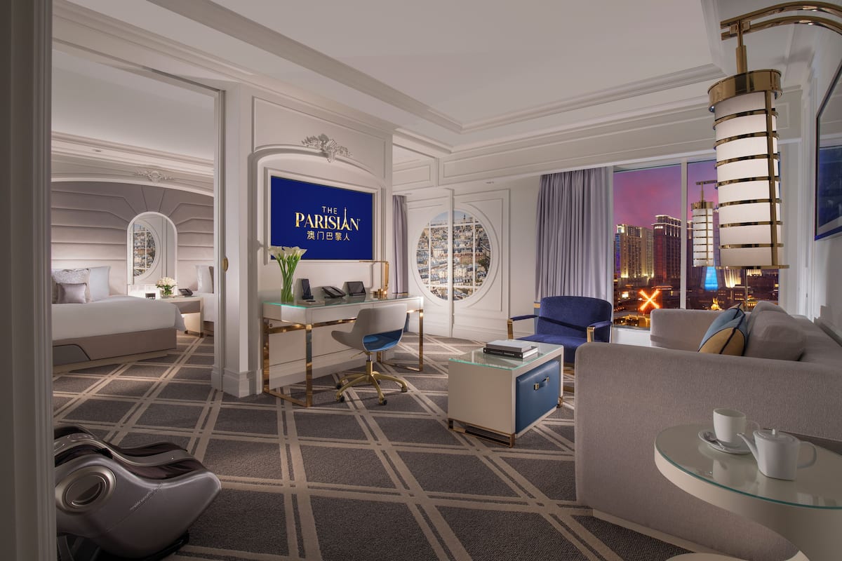 Suite romantique | Literie de qualité, coffre-fort, bureau, fer et planche à repasser