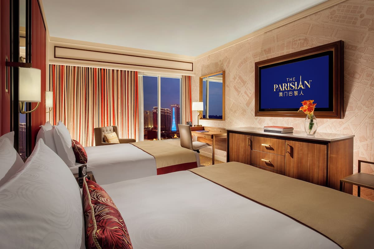 Chambre Deluxe | Literie de qualité, coffre-fort, bureau, fer et planche à repasser