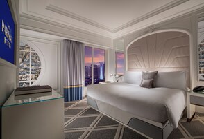 Champagne Suite King | Premium bedding, in-room safe, desk, iron/ironing board