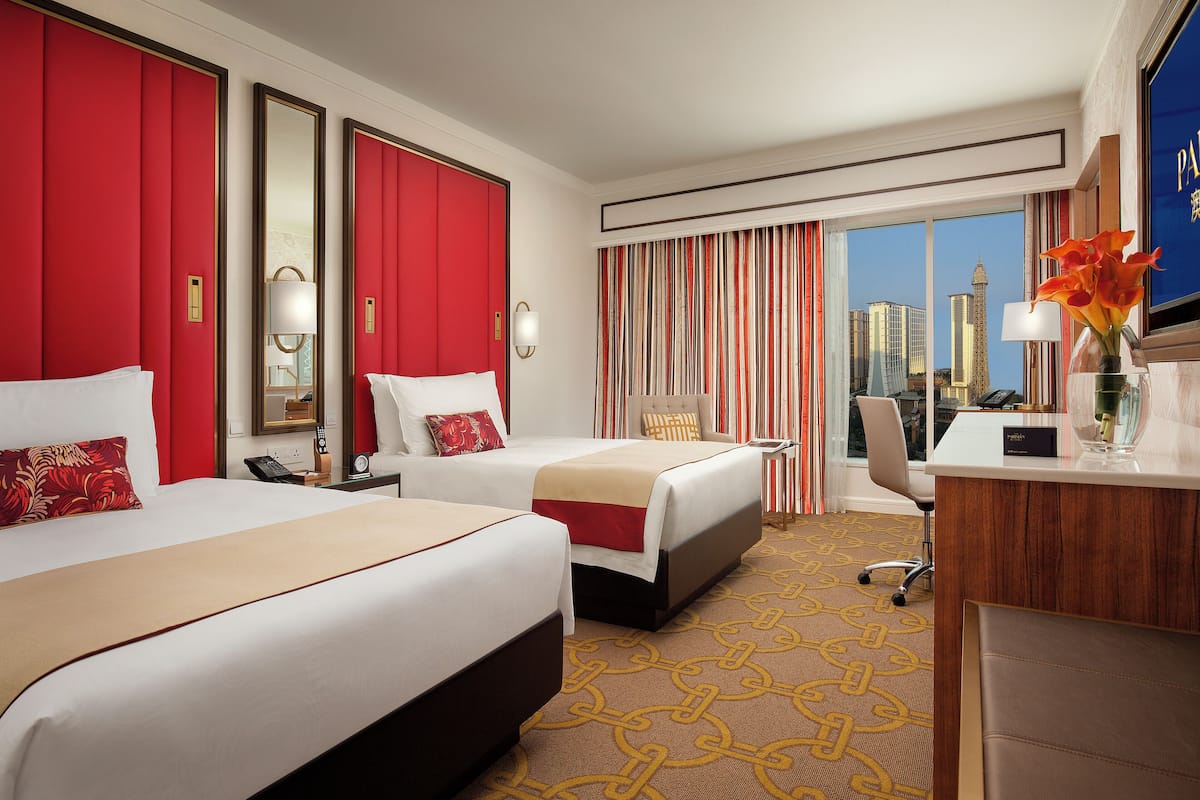 Chambre Deluxe | Literie de qualité, coffre-fort, bureau, fer et planche à repasser