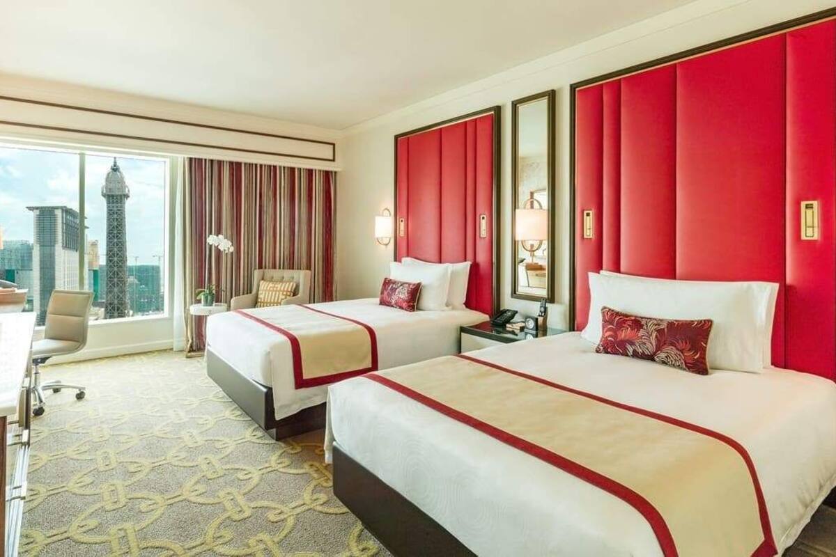 Premium bedding, in-room safe, desk, iron/ironing board