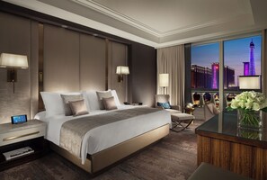 Premium bedding, in-room safe, desk, iron/ironing board - The Parisian Macao (Cotai)