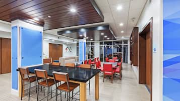 Une salle de réunion moderne, dotée d’une grande table et de chaises, de touches décoratives en bois et de cloisons en verre.