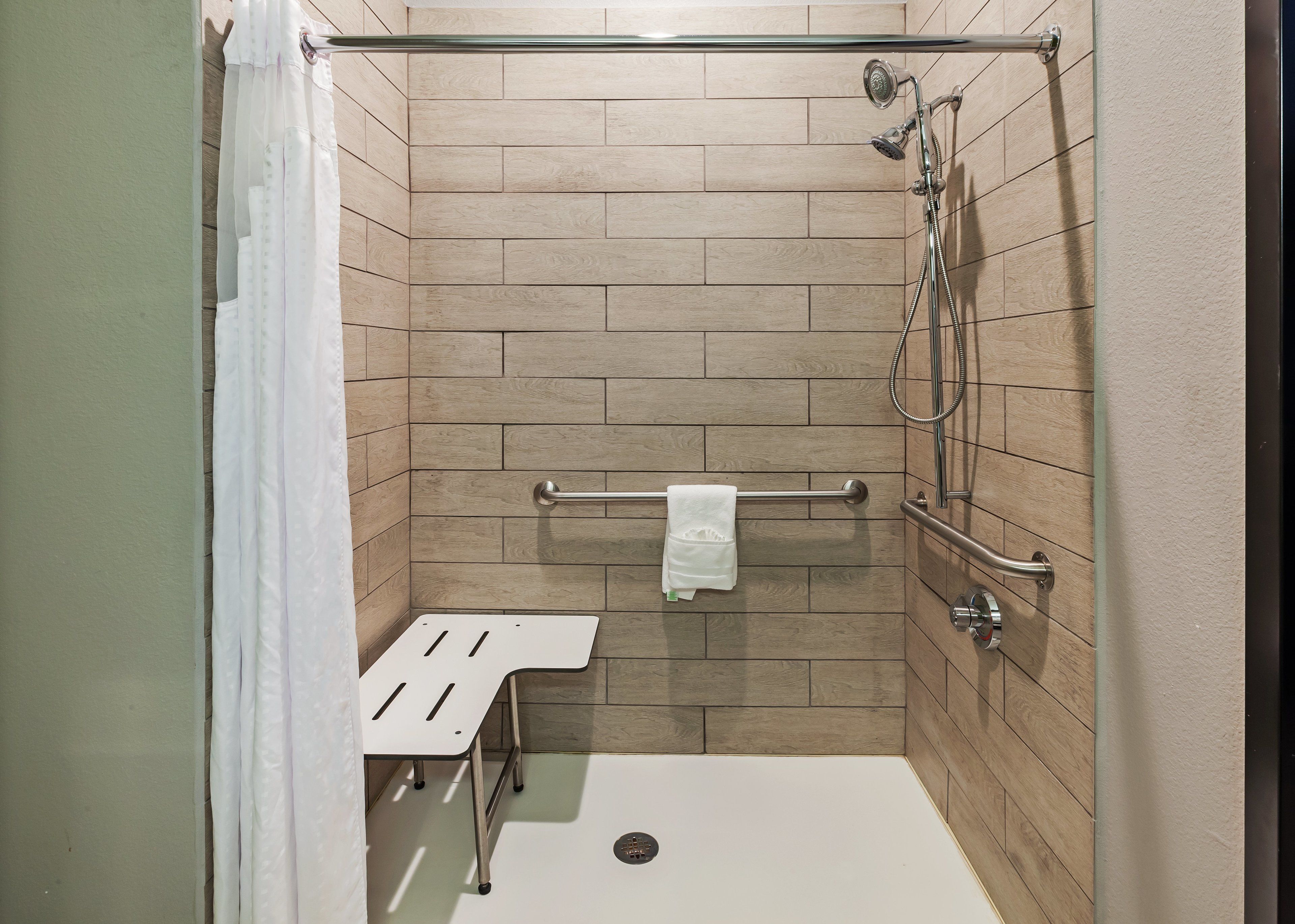 standard room, 1 king bed, accessible (comm, roll-in shower) | bathroom | towels