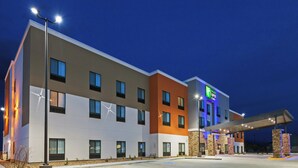 A multi-story hotel with a modern design, featuring a Holiday Inn Express sign. - Holiday Inn Express & Suites Perryton by IHG (Perryton)