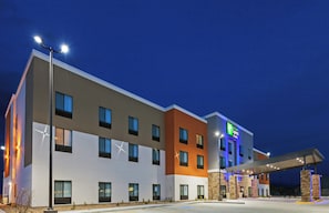 A multi-story hotel with a modern design, featuring a Holiday Inn Express sign. - Holiday Inn Express & Suites Perryton by IHG (Perryton)