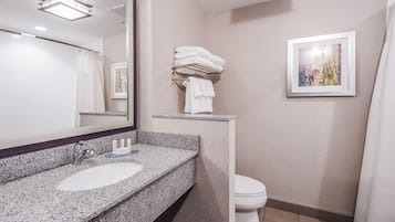 Ensemble douche/baignoire, articles de toilette gratuits, sèche-cheveux