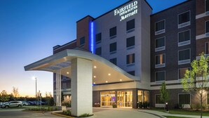 A Fairfield Inn & Suites Marriott hotel with a modern exterior, a covered entrance, and a parking lot. - Fairfield Inn & Suites by Marriott Chicago Schaumburg (Schaumburg)