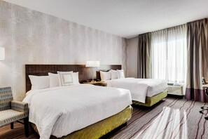 Sengetøy av topp kvalitet, skrivebord og strykejern/-brett