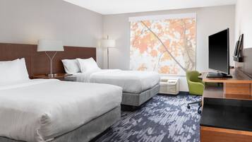 Escritorio, cortinas blackout y tabla de planchar con plancha