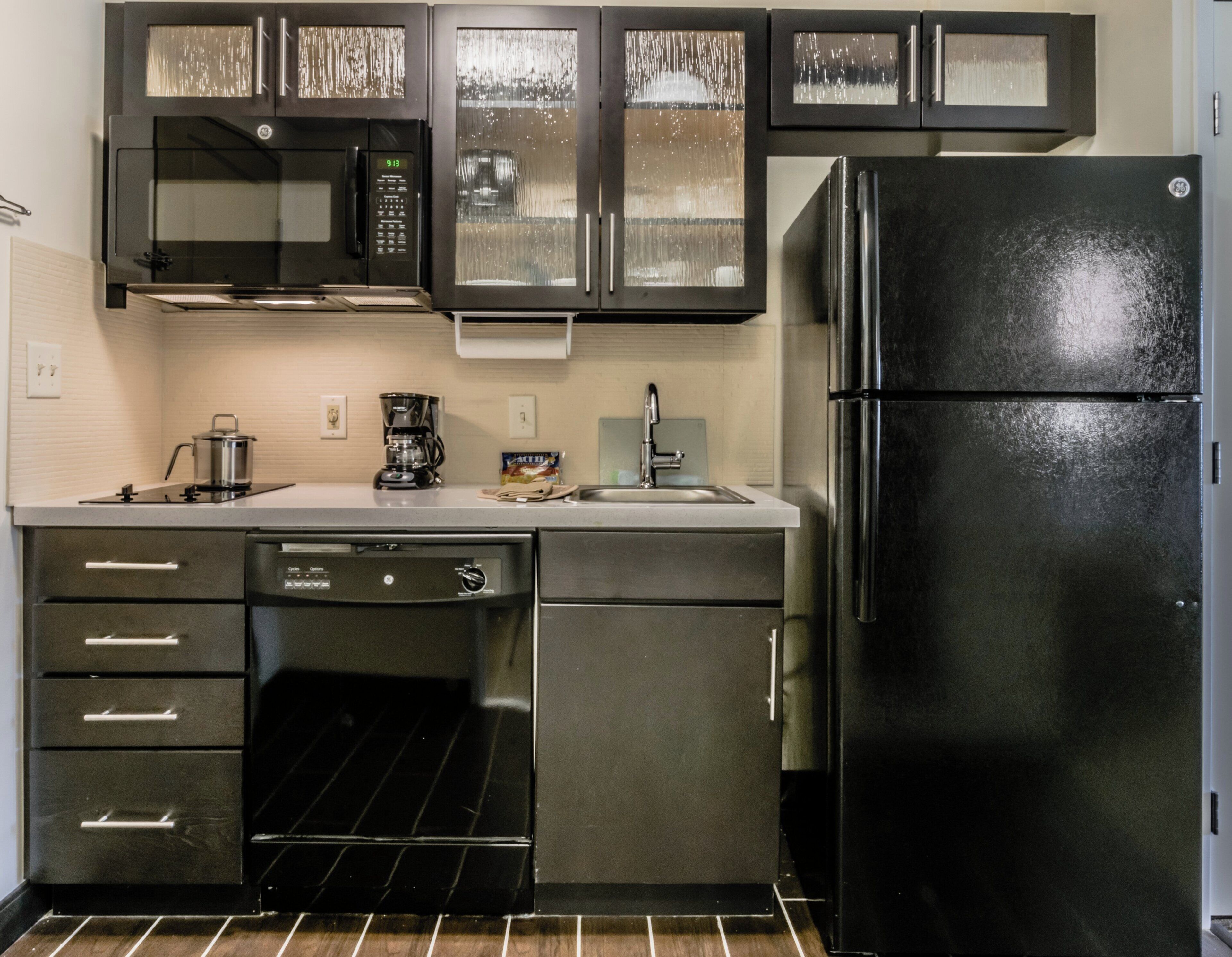 Una cocina equipada con lavavajillas, cafetera y refrigerador.