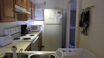 Standard Townhome, 2 Bedrooms, Kitchen | Private kitchen | Fridge, microwave, oven, stovetop
