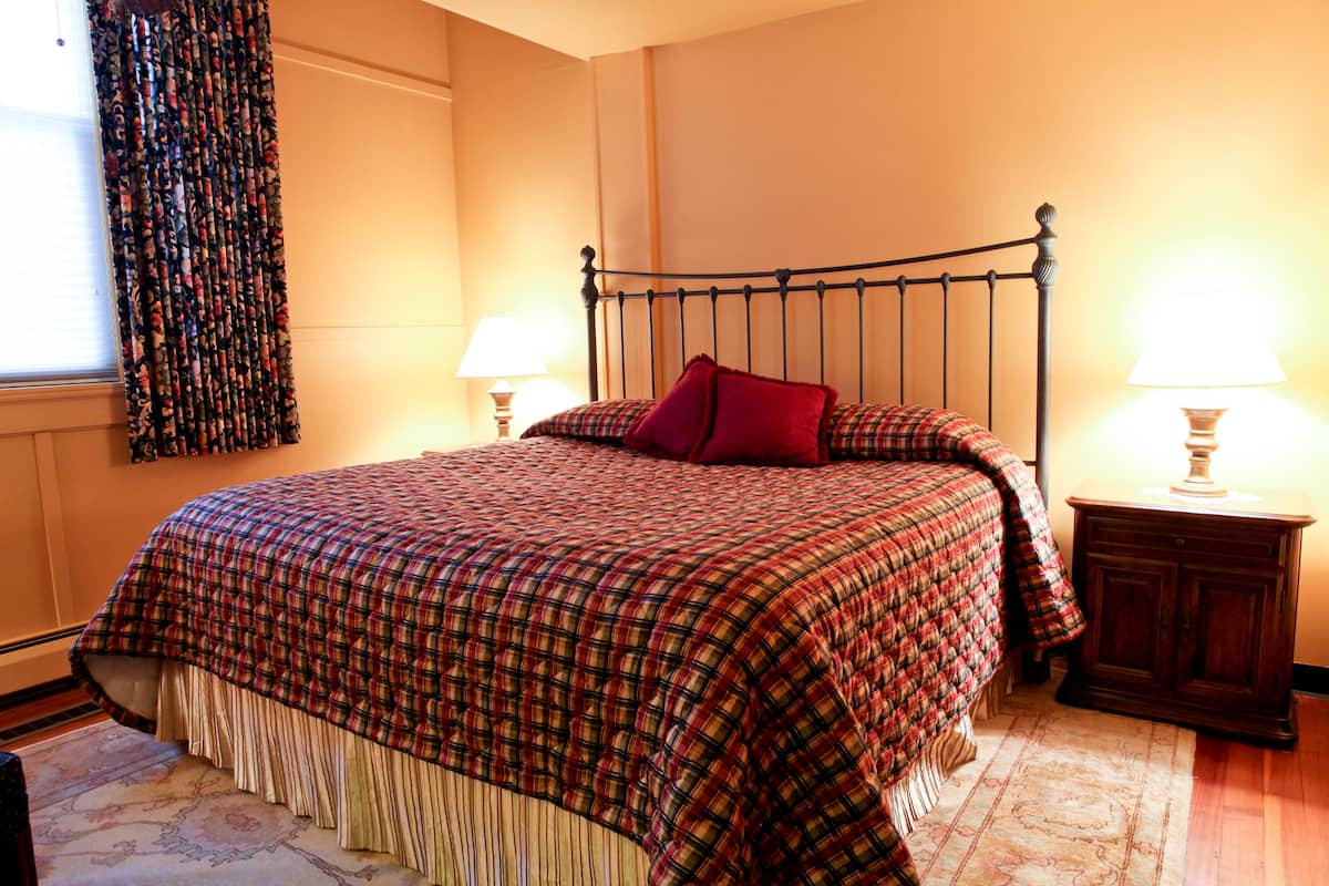 Room #2 Deluxe King Room | 熨斗/熨衣板、免費無線上網、床單