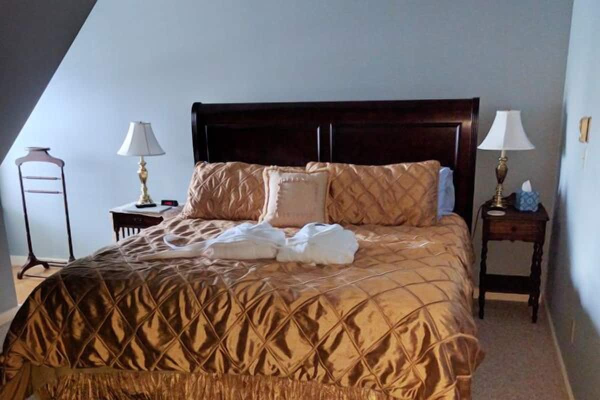 Room # 8 Deluxe Suite, 1 King Bed, Sea View | 熨斗/熨衣板、免費無線上網、床單