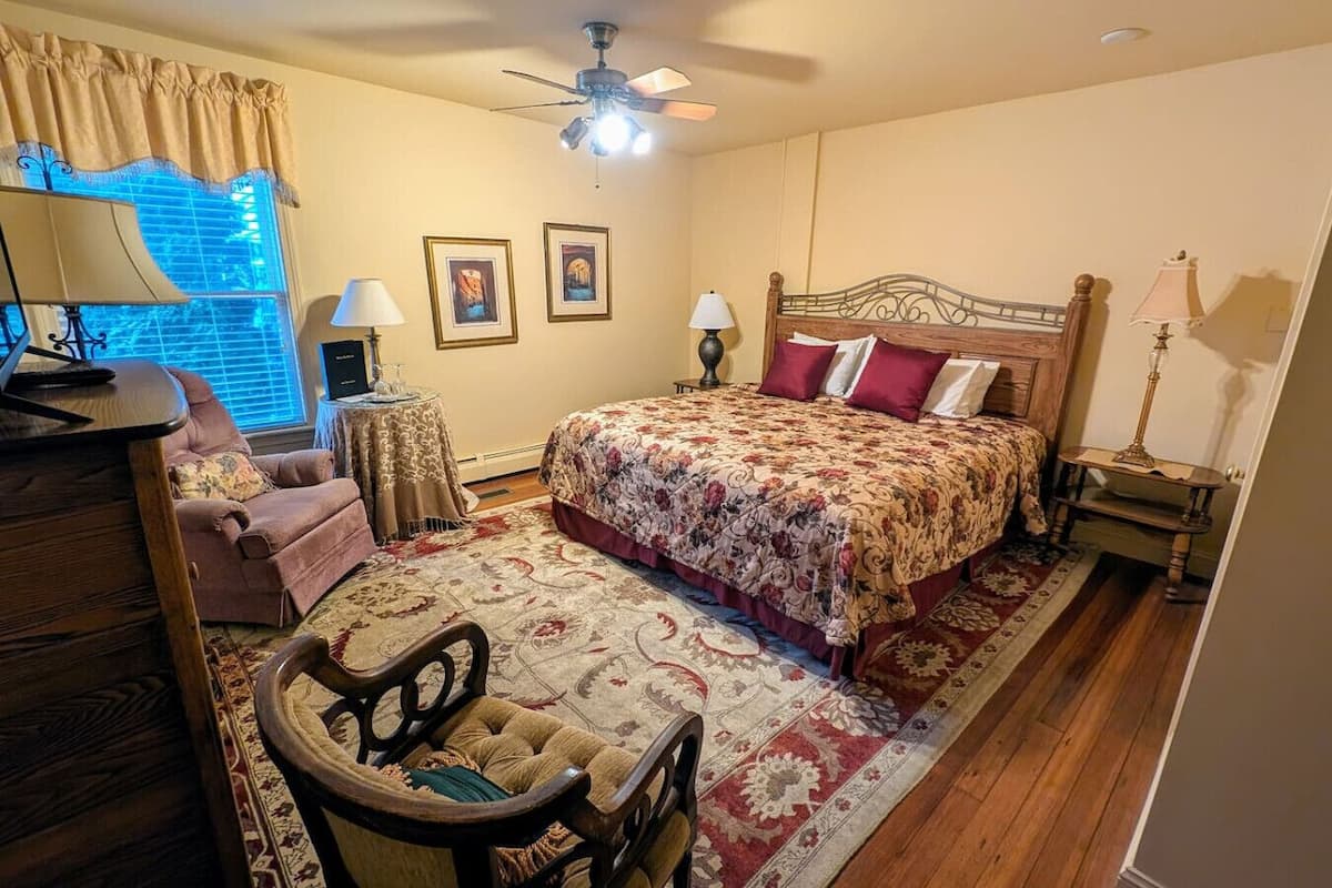 Room #6 Deluxe King Room | Iron/ironing board, free WiFi, bed sheets