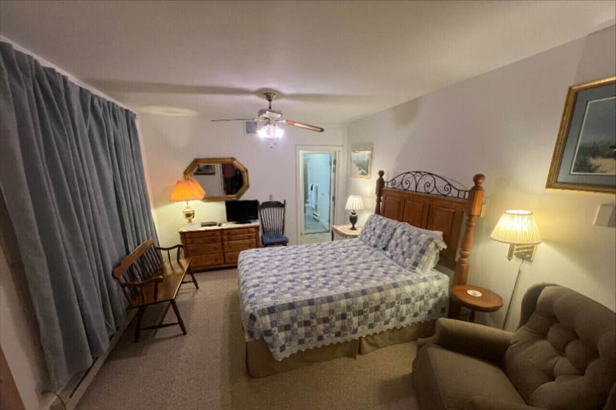 Room #10 King Bed | 熨斗/熨衣板、免費無線上網、床單