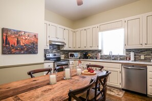 House, 3 Bedrooms, 2 Bathrooms (Oaks on Main) | In-room dining