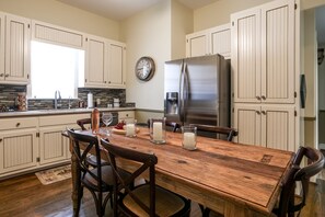 Hus, 3 soverom, 2 bad (Oaks on Main) | Spiseområde på rommet