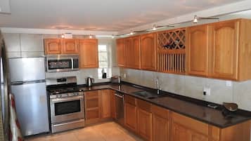 Premium Townhome, 2 Bedrooms, Kitchen | Dapur peribadi | Peti sejuk/penyejuk beku saiz penuh, ketuhar gelombang mikro, ketuhar