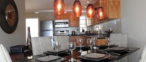 Casa geminada premium, 2 quartos, cozinha | Opções para refeição no quarto