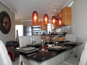 พรีเมียมทาวน์โฮม, 2 ห้องนอน, ห้องครัว | บริการอาหารในห้องพัก