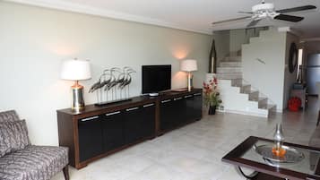 Premium Townhome, 2 Bedrooms, Kitchen | Ruang tamu | TV skrin rata