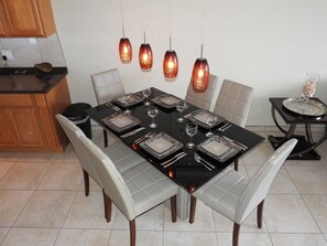 Premium Townhome, 2 Bedrooms, Kitchen | In-room dining