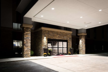 Exterior. Hampton Inn & Suites Hammond