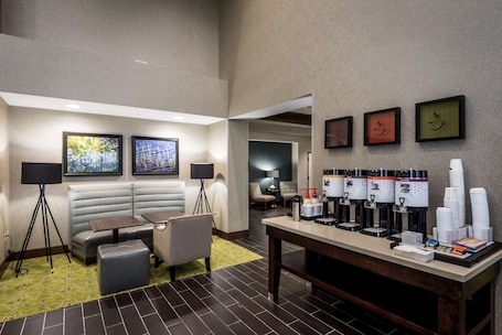 Vestíbulo. Hampton Inn & Suites Hammond