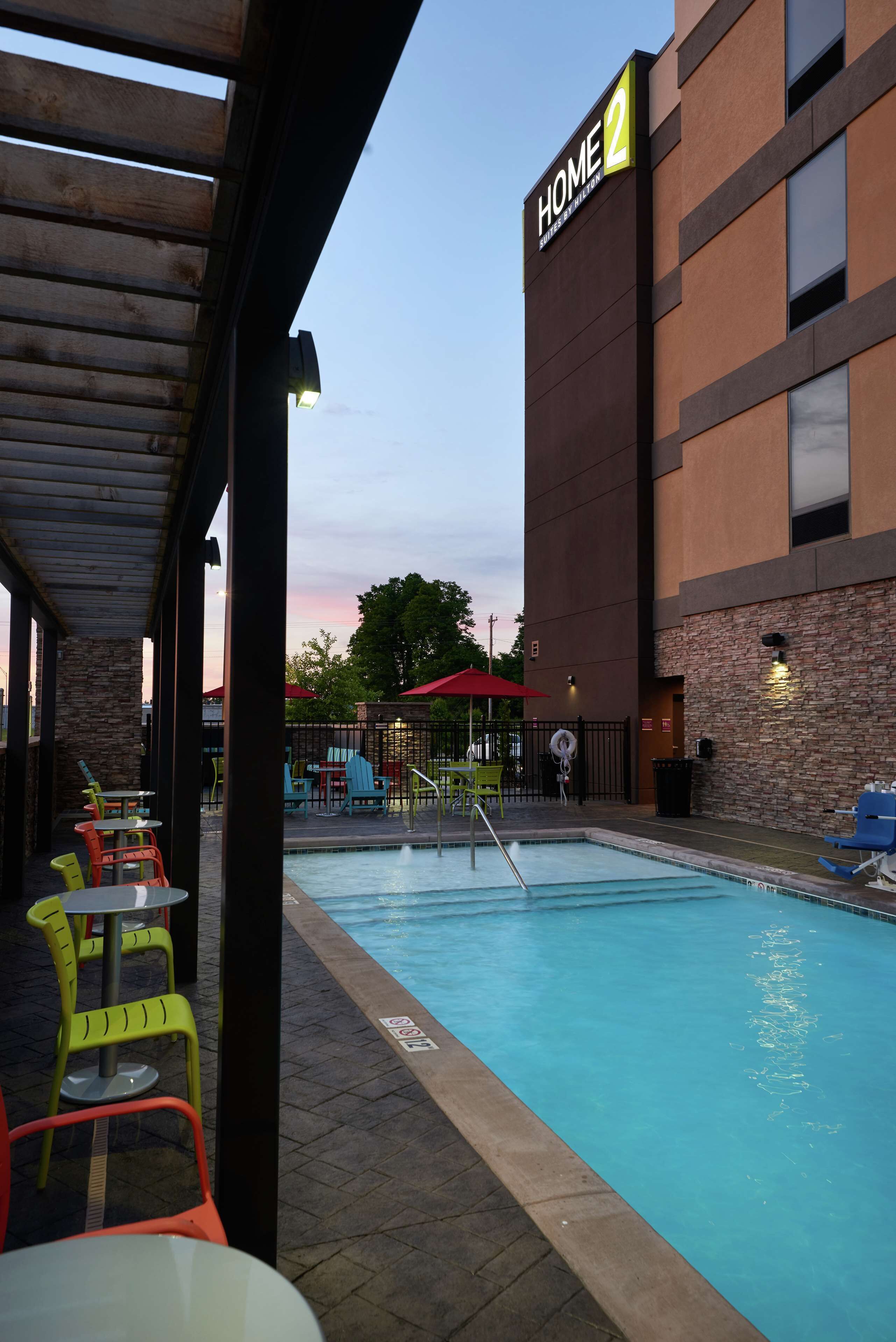 seasonal outdoor pool, open 9 am to 9 pm, pool loungers