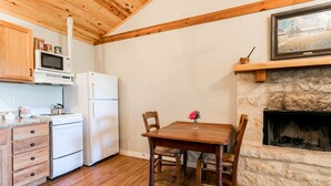 Luxury-Ferienhütte, 1 Schlafzimmer (Alamo Springs Country Cabin) | Essbereich im Zimmer