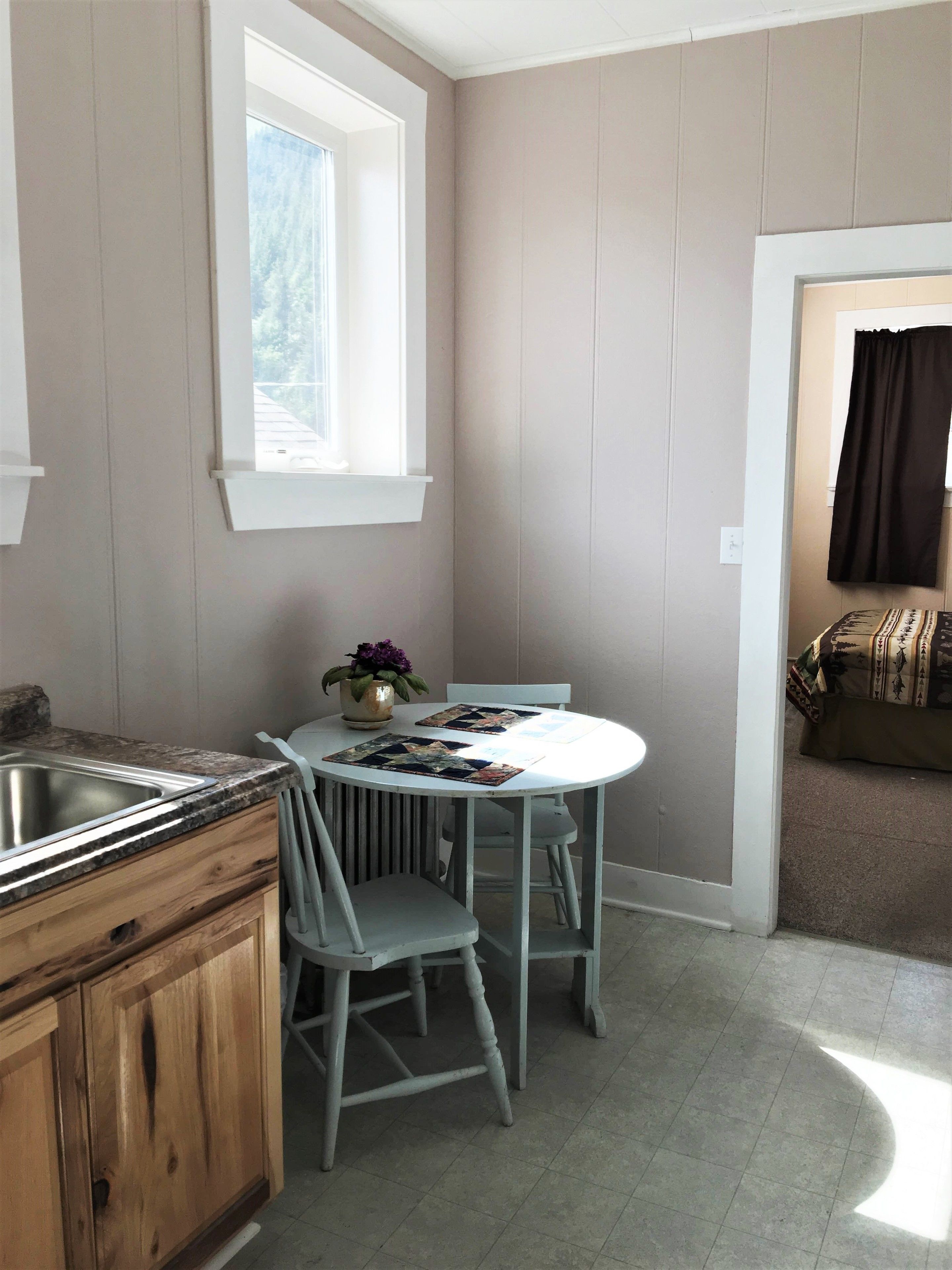 Studio Apartment, 1 Queen Bed - 209 4th Ave | In-room dining