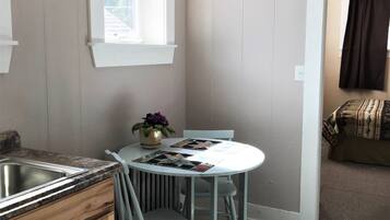 Studio Apartment, 1 Queen Bed - 209 4th Ave | In-room dining