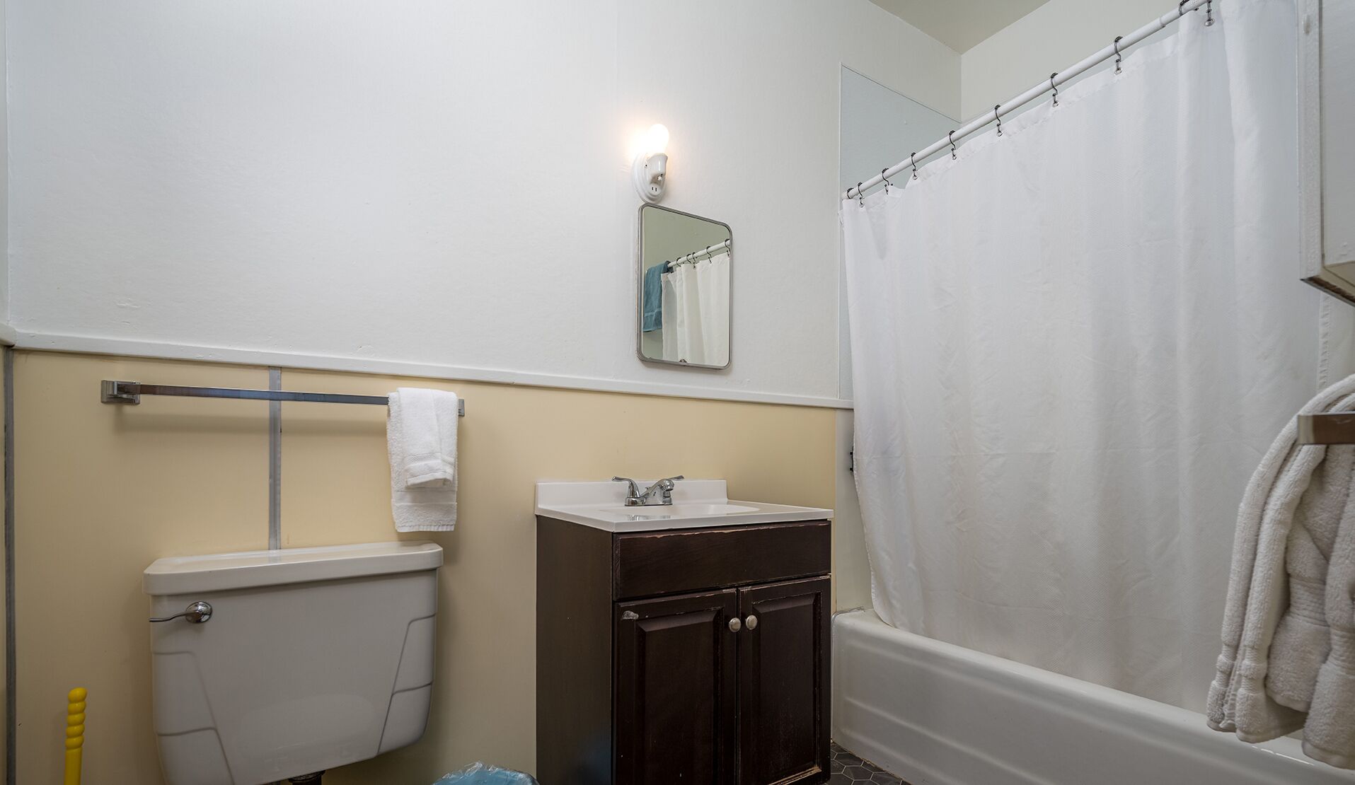 Basic Apartment | Bathroom | Hair dryer, towels, soap, shampoo