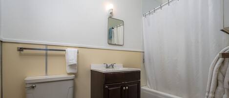 ベーシック アパートメント | バスルーム | ヘアドライヤー、タオル、石鹸、シャンプー