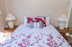 Studio Apartment, 1 Queen Bed - 209 4th Ave | Free WiFi, bed sheets - Brown and Hawkins Historical Apartments (Seward)