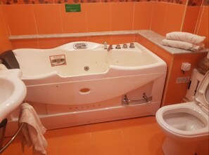 Suihku, ilmaiset hygieniatuotteet, hiustenkuivaaja, pyyhkeet