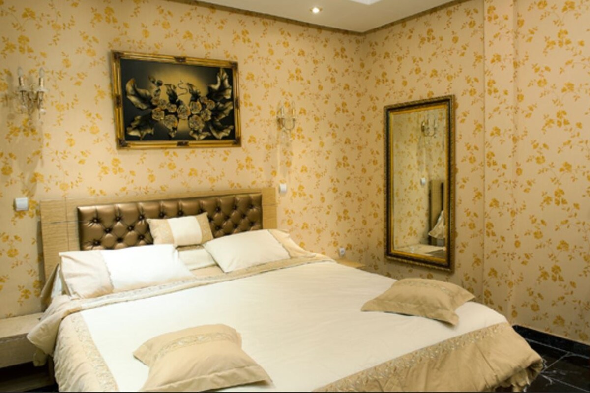 Escritorio, cortinas blackout, wifi gratis y ropa de cama 