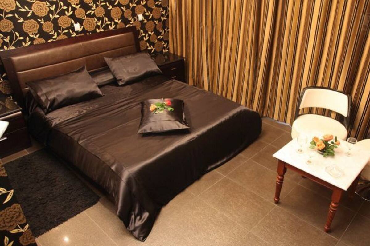 Suite | Desk, blackout drapes, WiFi (free), bed sheets