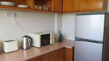 Fridge, coffee/tea maker