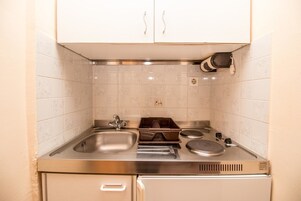 Großer Kühlschrank, Wasserkocher mit Kaffee-/Teezubehör