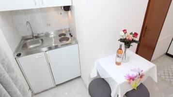 Full-sized fridge, coffee/tea maker
