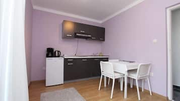 Refrigerador con congelador y cafetera y tetera