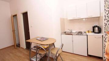 Full-sized fridge, coffee/tea maker